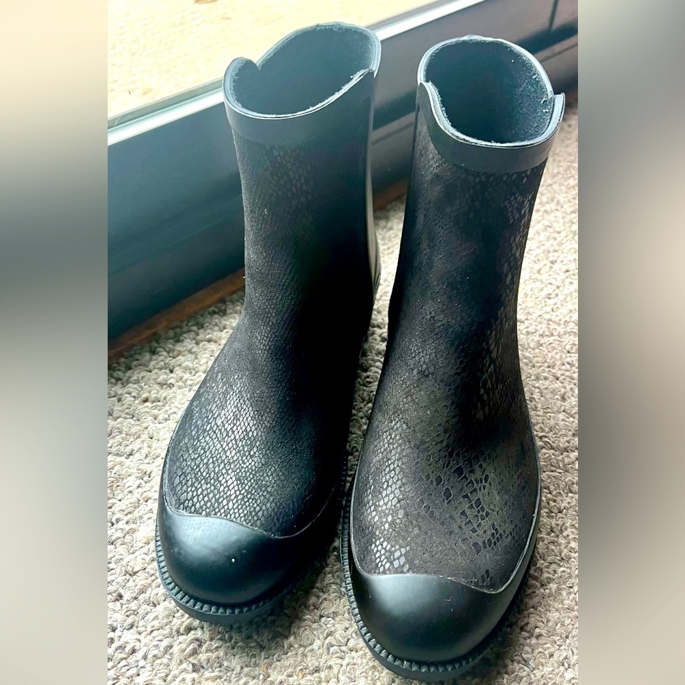 Dav brand Women’s Austin Snake rain boots, below mid calf, size 9